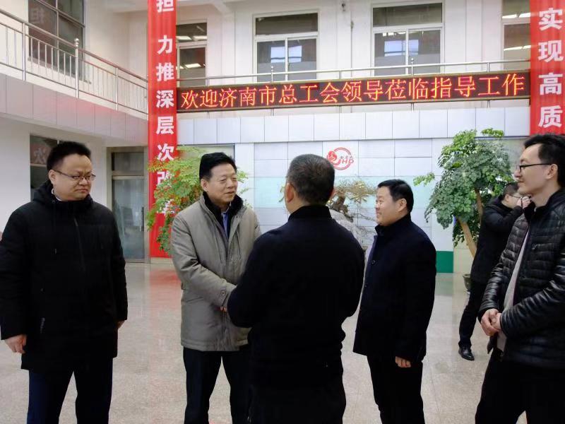区工会副主席李爱国，星空手机官网入口-星空(中国)集团袁洪彬、孟祥利共同参加活动。